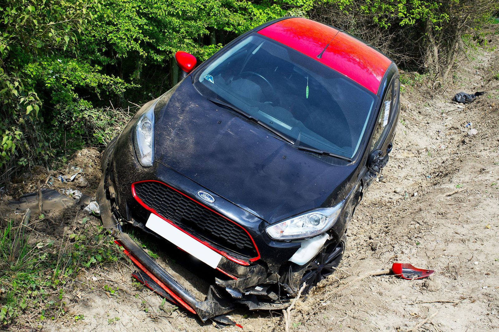 Auto dañado tras accidente en camino de tierra, caso de muerte injusta.