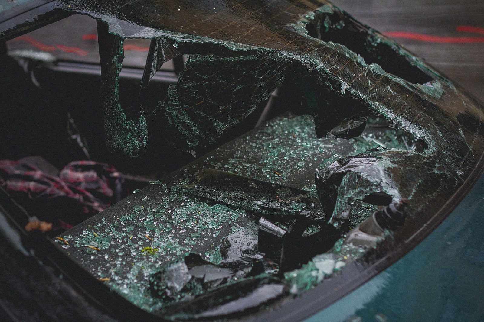 Parabrisas de automóvil roto y dañado después de un accidente de tráfico.