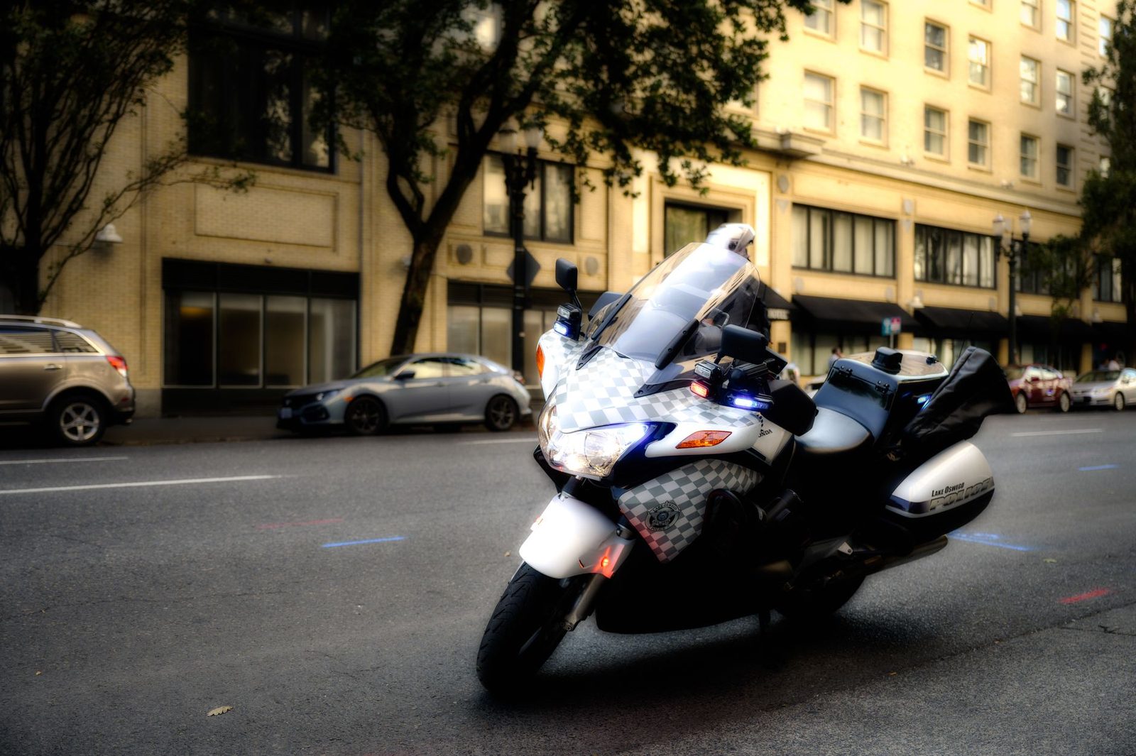 Motocicleta de policía estacionada en una calle de la ciudad.