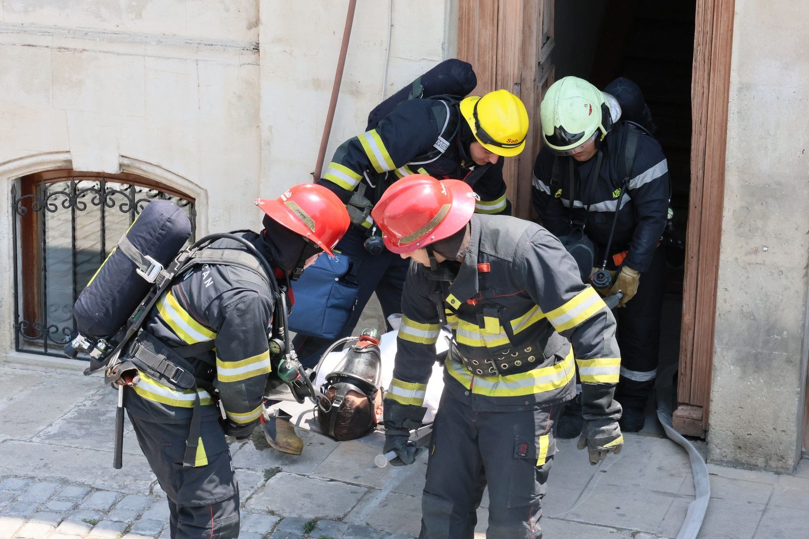 Bomberos realizando operaciones de rescate durante un simulacro de entrenamiento.