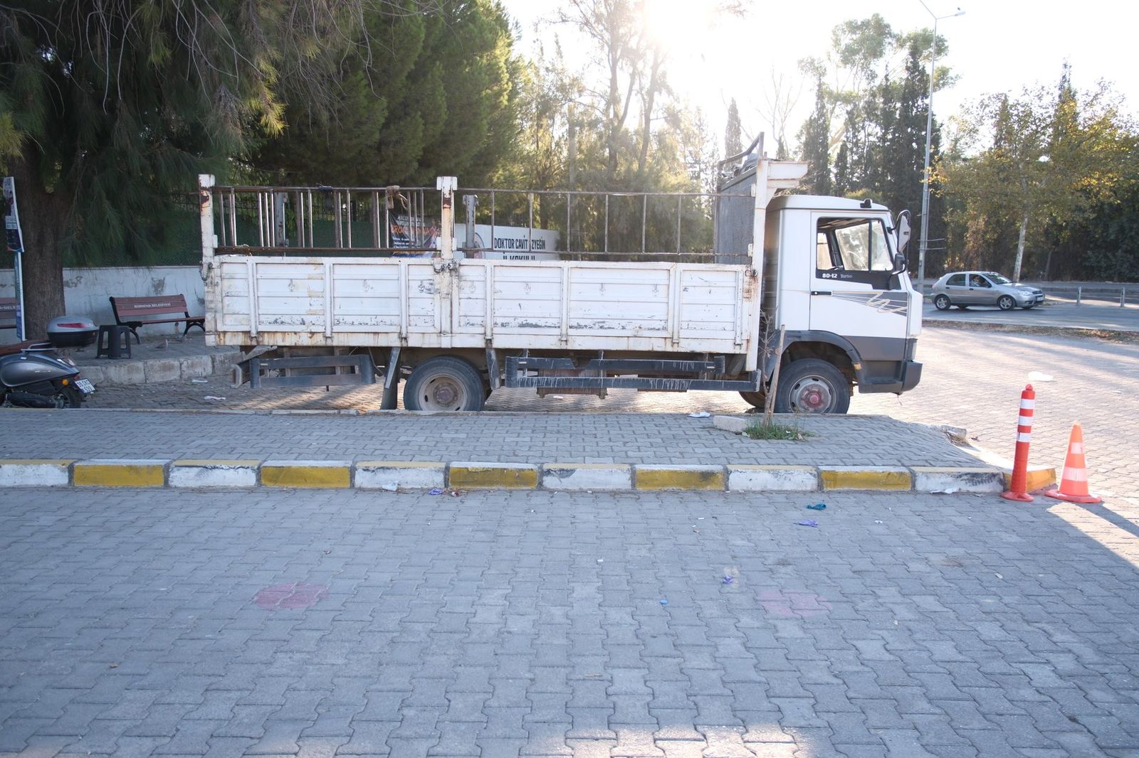 Camión dañado estacionado al aire libre durante el día.