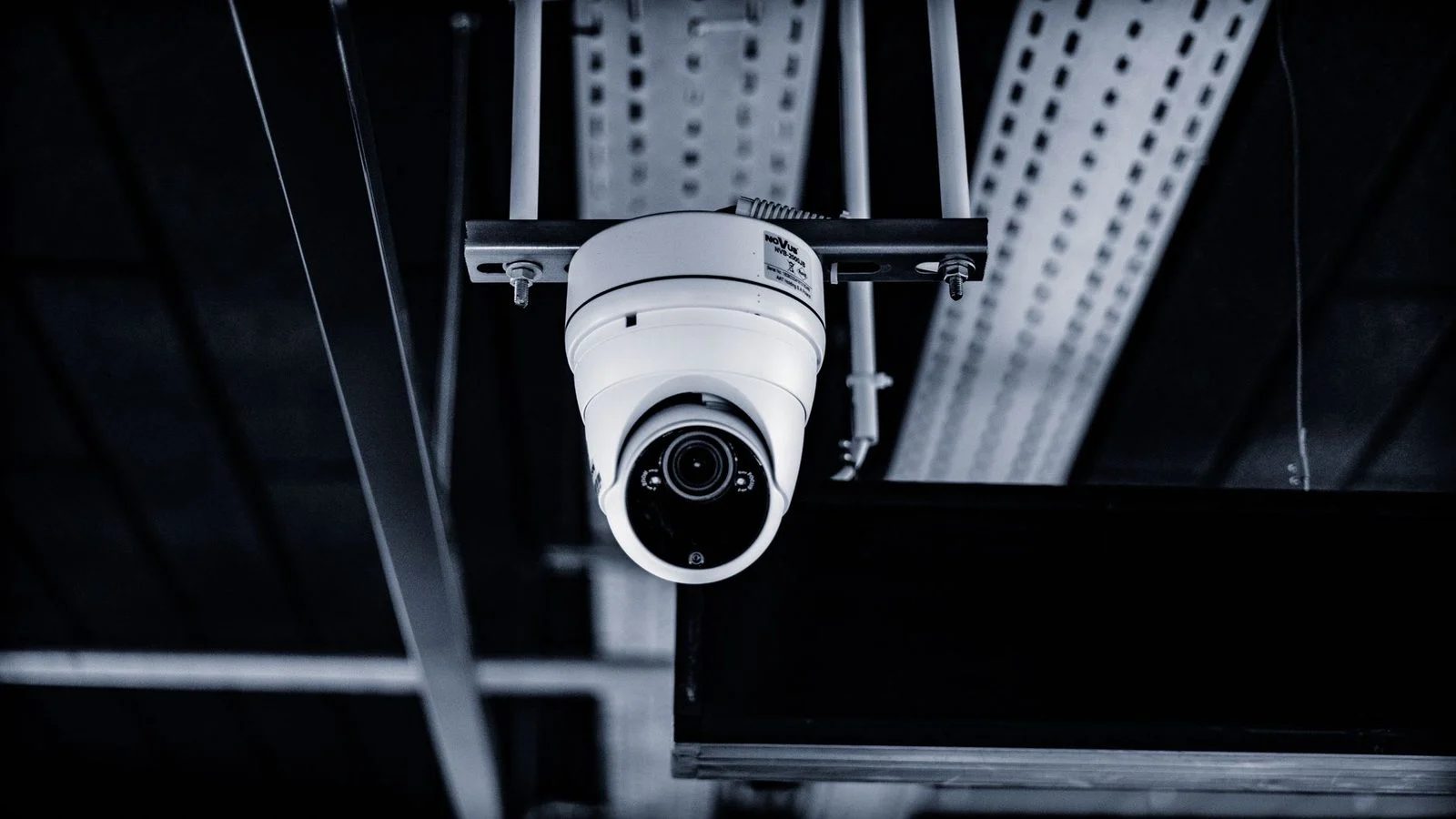 Cámara de seguridad tipo domo montada en el techo de un restaurante.