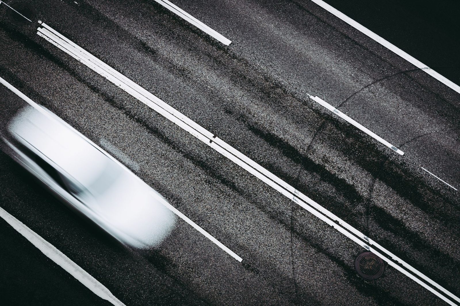 Coche en movimiento en carretera con efecto de desenfoque de velocidad.