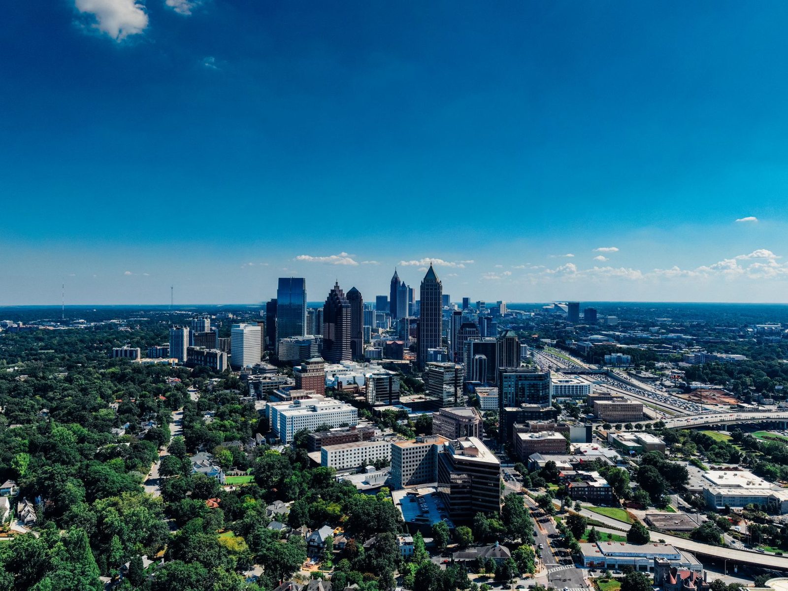 Horizonte de Atlanta con rascacielos y cielo azul claro.