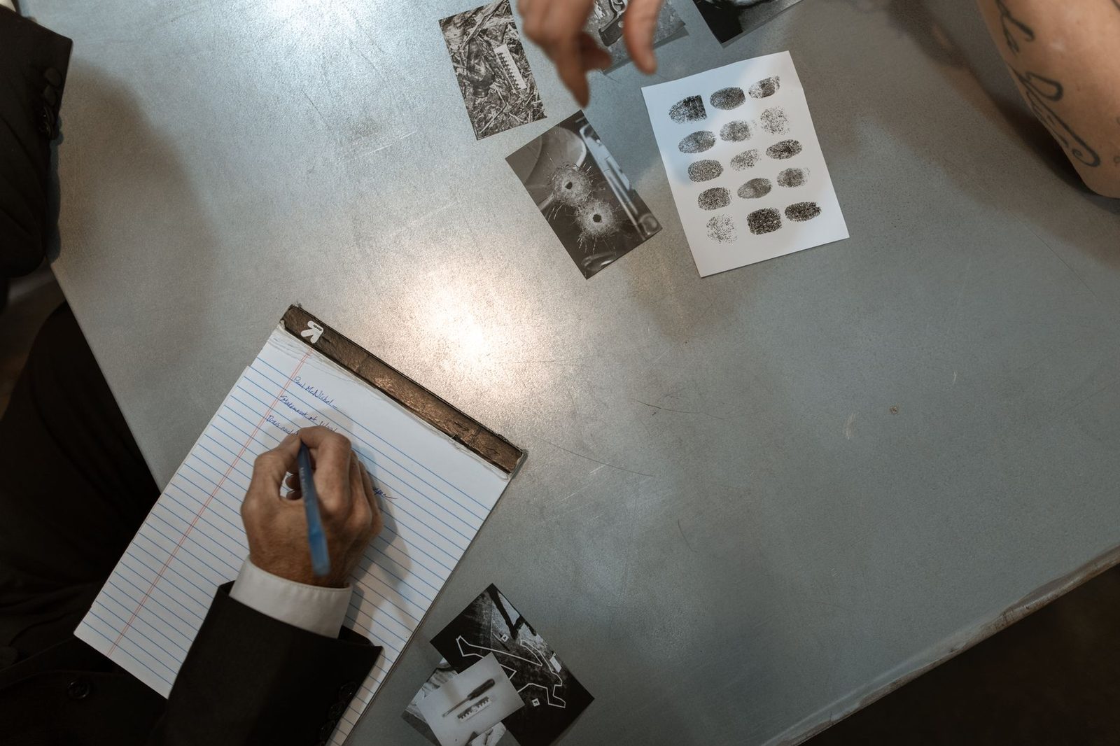 Agentes de policía revisando pruebas y tomando notas durante una investigación.