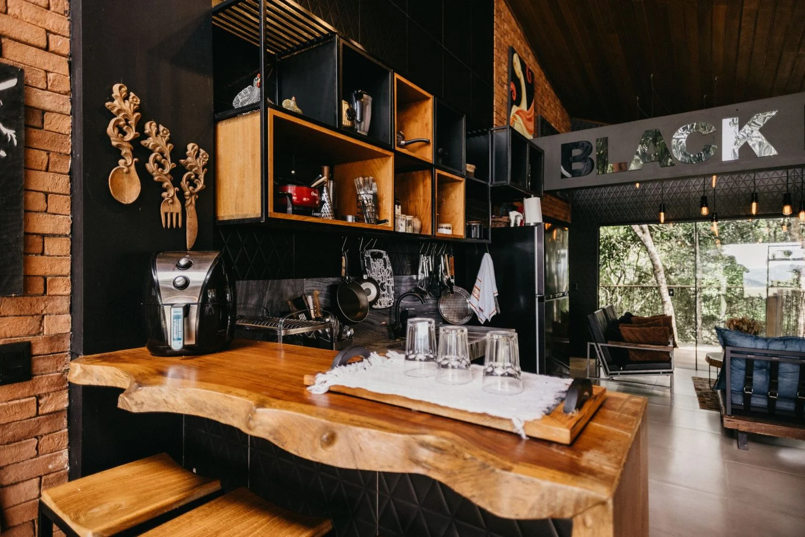 Rustic-style kitchen with wooden cabinets and stone countertops in Espírito Santo, Brazil.