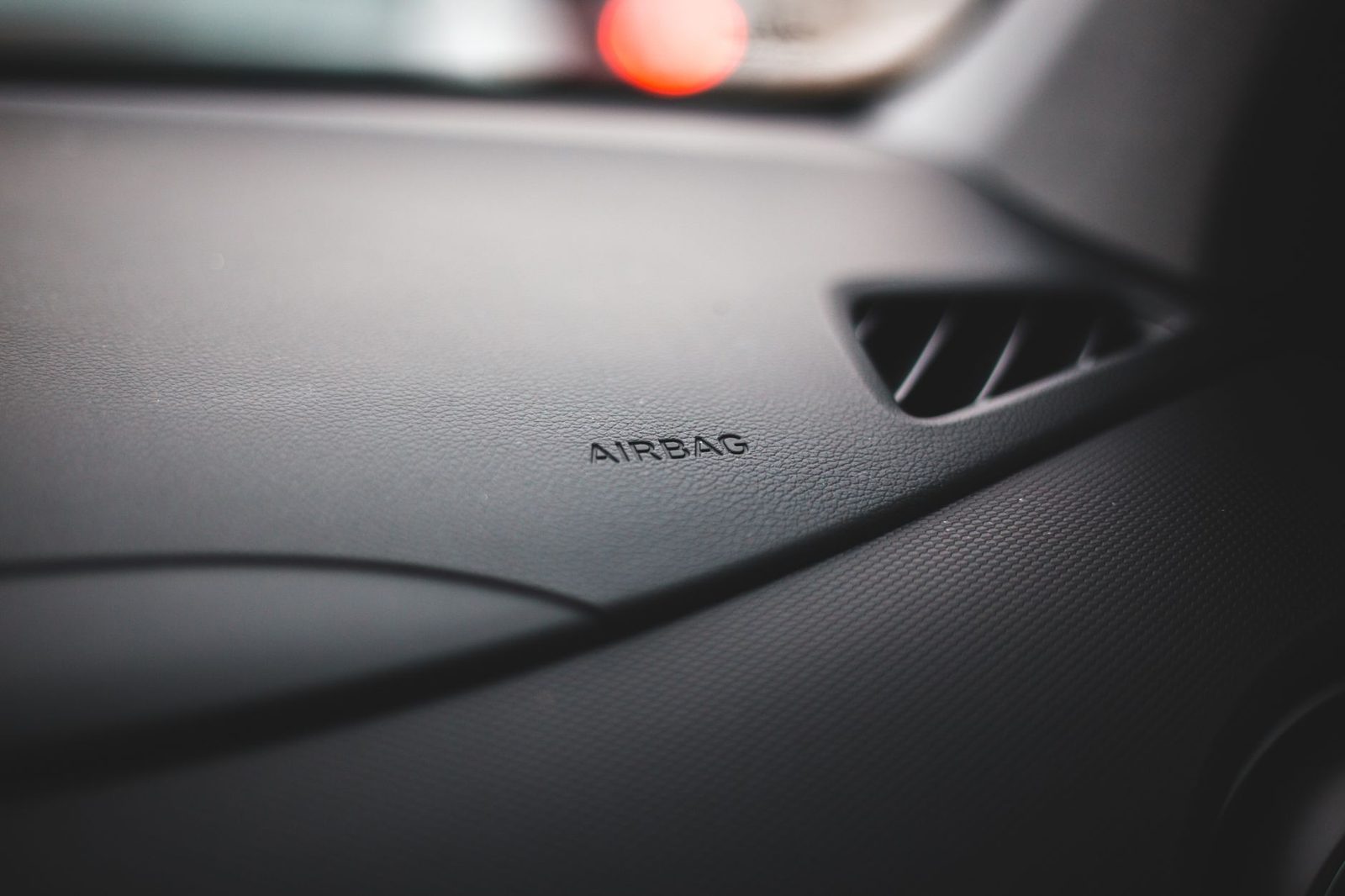 Señal de airbag en tablero de automóvil moderno indicando características de seguridad.