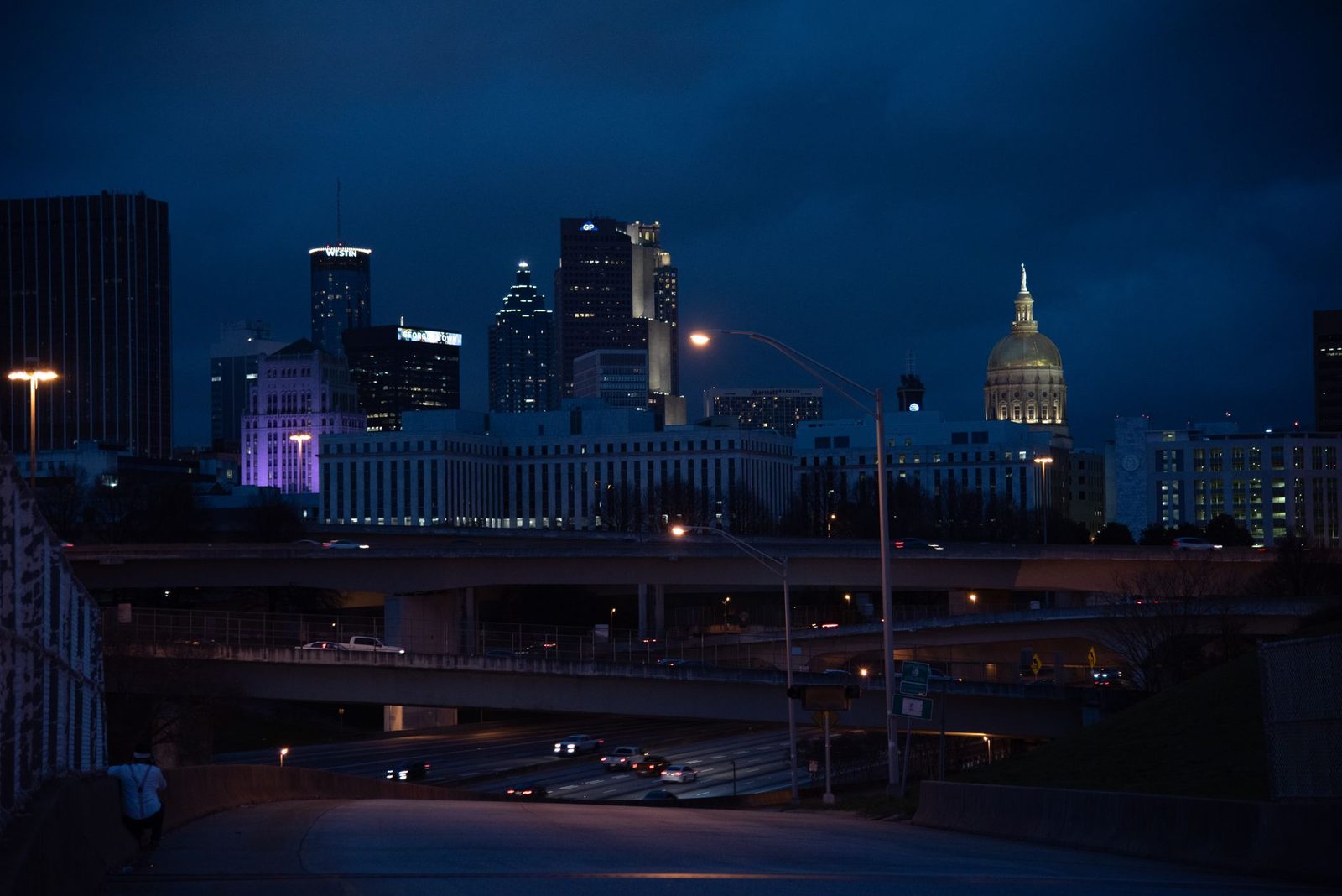 Skyline de Atlanta iluminado de noche con edificios y carreteras.