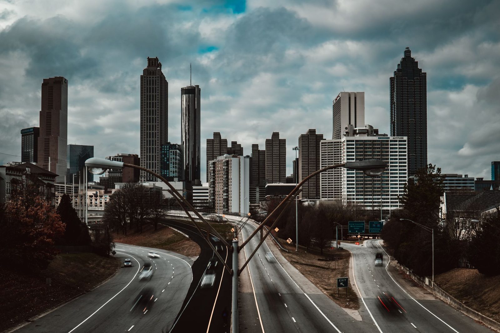 Vista del horizonte de Atlanta en un día nublado, con autopistas en primer plano.